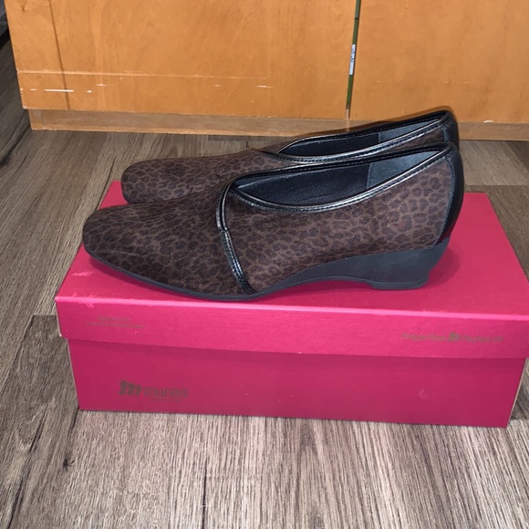 Munro DANA shoes Leopard Fabric 9.5 M. Mint condition. Worn once at most. In Box - Picture 4 of 10